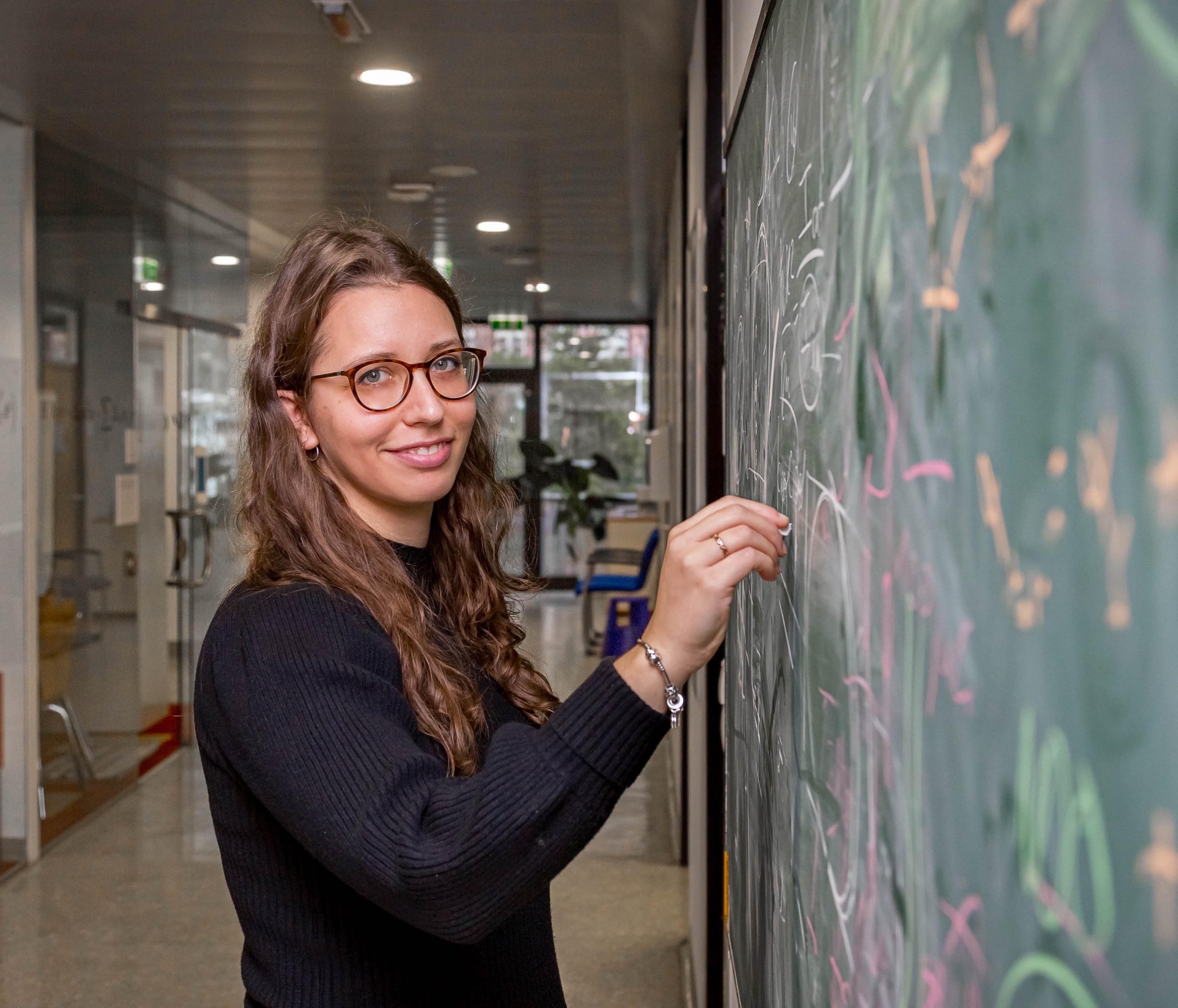 Elena Poli, ricercatrice veneziana oggi all’Università di Innsbruck e prima autrice dello studio pubblicato su Physical Review Letters sulla simulazione di stelle di neutroni con atomi ultrafreddi. Crediti: Università di Innsbruck