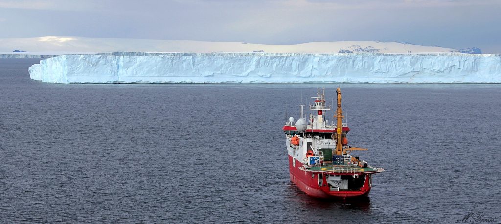 La nave Laura Bassi in Antartide ©PNRA (Autore: Manuel Bensi_Foto di archivio)
