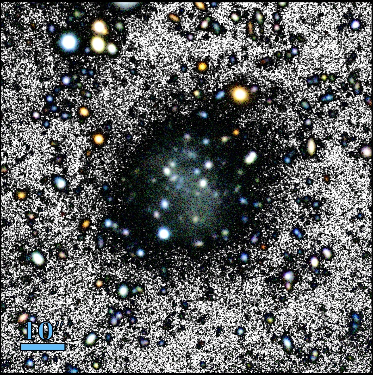 La galassia Nube. La figura è una composizione di un'immagine a colori e di un'immagine in bianco e nero, per evidenziare lo sfondo. Crediti: Gtc/Mireia Montes
