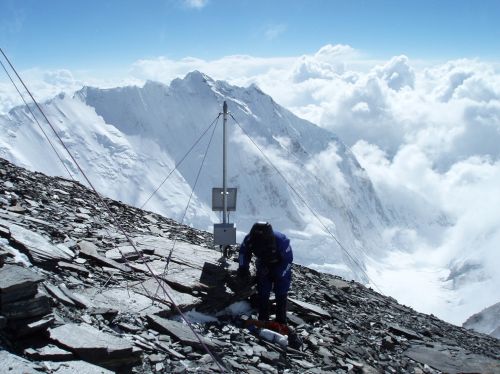 La stazione meteo di South Col sul Monte Everest, a circa 8000 m di altitudine (credits: Ev-K2-Cnr)