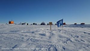Stagione 2025-26. Bandiera dell'UE al campo di Beyond EPICA a Little Dome C (Credit©PNRA/IPEV)