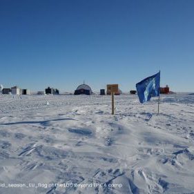Stagione 2025-26. Bandiera dell'UE al campo di Beyond EPICA a Little Dome C (Credit©PNRA/IPEV)