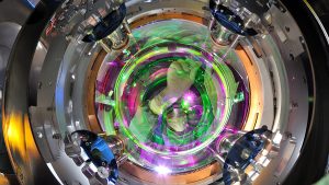 Ricercatore al lavoro su uno degli specchi del rivelatore Virgo. Crediti: EgoVirgo/Maurizio Perciballi