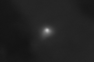 La fotocamera HiRISE (High Resolution Imaging Science Experiment) a bordo del Mars Reconnaissance Orbiter della NASA ha catturato questa immagine della cometa interstellare 3I/Atlas il 2 ottobre 2025. Al momento dello scatto, la cometa si trovava a circa 30 milioni di chilometri dalla sonda spaziale. Crediti: Nasa/Jpl-Caltech/university of Arizona