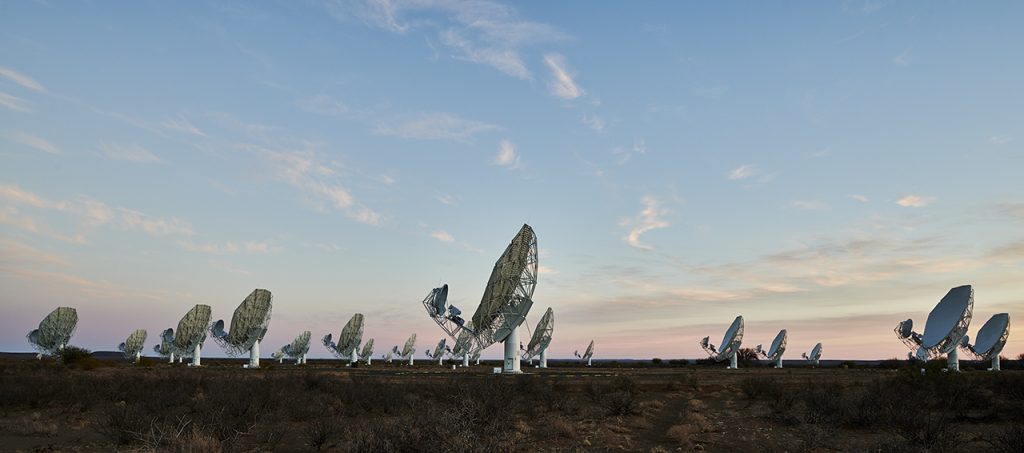 Antenne del radiotelescopio sudafricano MeerKat. Crediti: E. Sacchetti/Inaf