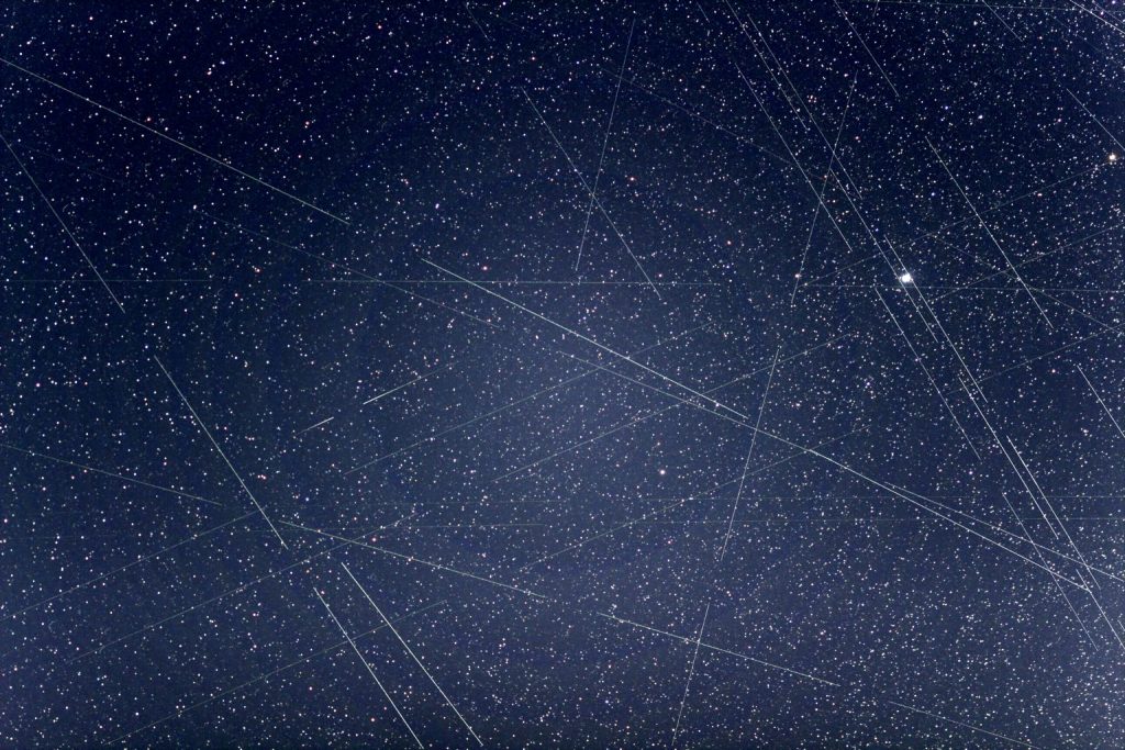 Scie di satelliti e detriti spaziali ripresi in una regione di cielo di 9°×6° nell’arco di cinque minuti dalla Stazione astronomica di Loiano, il 27 dicembre 2025, un’ora e mezza dopo il tramonto. Crediti: A. Carbognani/Inaf-Oas