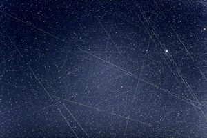 Scie di satelliti e detriti spaziali ripresi in una regione di cielo di 9°×6° nell’arco di cinque minuti dalla Stazione astronomica di Loiano, il 27 dicembre 2025, un’ora e mezza dopo il tramonto. Crediti: A. Carbognani/Inaf-Oas