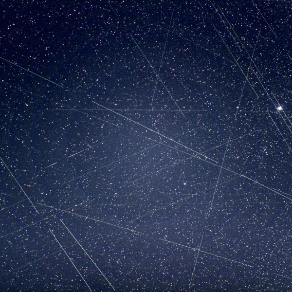 Scie di satelliti e detriti spaziali ripresi in una regione di cielo di 9°×6° nell’arco di cinque minuti dalla Stazione astronomica di Loiano, il 27 dicembre 2025, un’ora e mezza dopo il tramonto. Crediti: A. Carbognani/Inaf-Oas