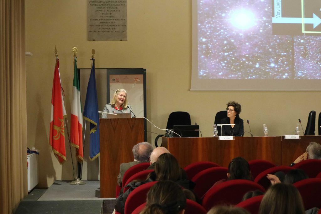 Patrizia Caraveo, Presidente della Società Astronomica Italiana (SAIt) e la moderatrice del convegno Francesca Aloisio (INAF)