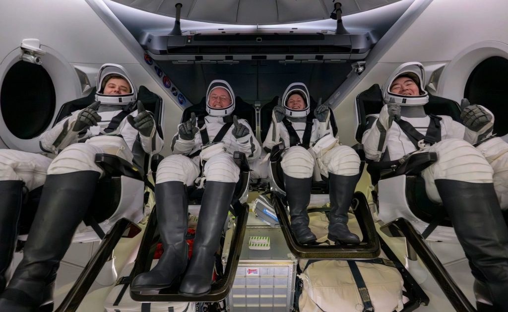 Da sinistra: Il cosmonauta della Roscosmos Oleg Platonov, gli astronauti della Nasa Mike Fincke e Zena Cardman e l’astronauta della Jaxa Kimiya Yui all’interno della navicella spaziale SpaceX Dragon Endeavour a bordo della nave di recupero Shannon di SpaceX poco dopo l’ammaraggio nell’Oceano Pacifico, al largo della costa di Long Beach, in California, giovedì 15 gennaio 2026. Crediti: Nasa/Bill Ingalls