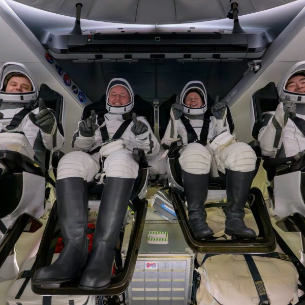 Da sinistra: Il cosmonauta della Roscosmos Oleg Platonov, gli astronauti della Nasa Mike Fincke e Zena Cardman e l’astronauta della Jaxa Kimiya Yui all’interno della navicella spaziale SpaceX Dragon Endeavour a bordo della nave di recupero Shannon di SpaceX poco dopo l’ammaraggio nell’Oceano Pacifico, al largo della costa di Long Beach, in California, giovedì 15 gennaio 2026. Crediti: Nasa/Bill Ingalls