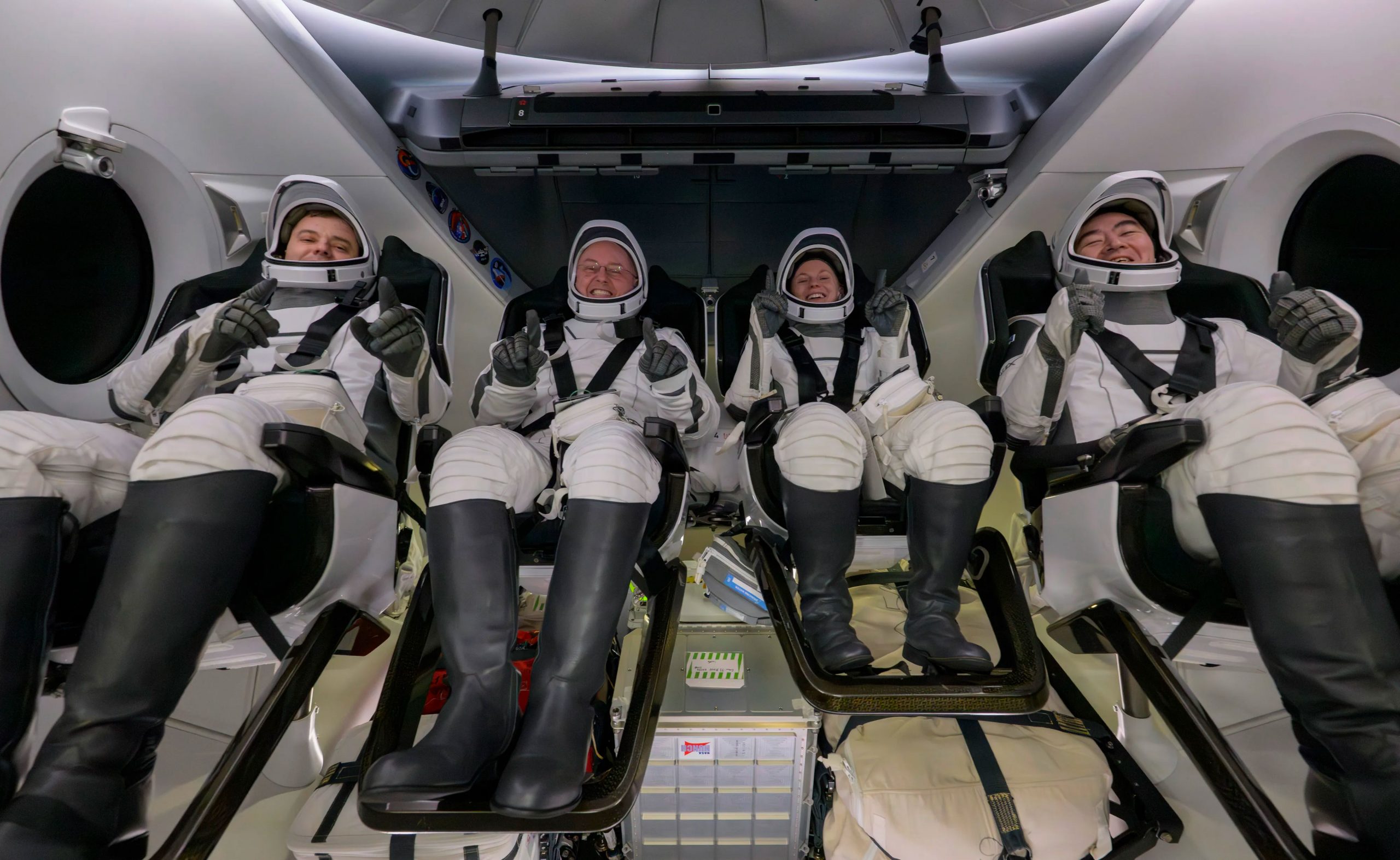 Da sinistra: Il cosmonauta della Roscosmos Oleg Platonov, gli astronauti della Nasa Mike Fincke e Zena Cardman e l'astronauta della Jaxa Kimiya Yui all'interno della navicella spaziale SpaceX Dragon Endeavour a bordo della nave di recupero Shannon di SpaceX poco dopo l'ammaraggio nell'Oceano Pacifico, al largo della costa di Long Beach, in California, giovedì 15 gennaio 2026. Crediti: Nasa/Bill Ingalls