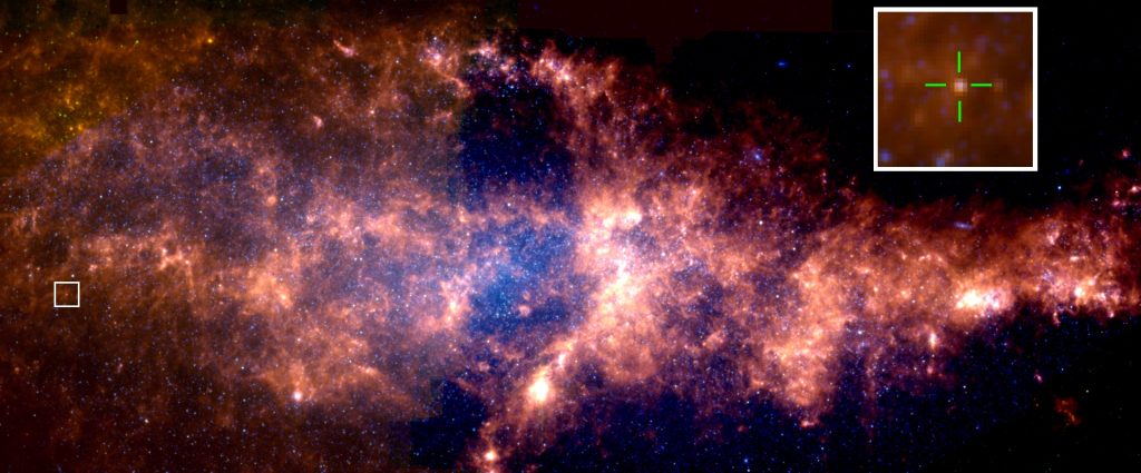 Immagine a falsi colori infrarossi, creata combinando immagini dal James Webb Space Telescope a diverse lunghezze d'onda. L'immagine ritrae la galassia a spirale NGC 4490, a 30 milioni di anni luce di distanza, e copre solo una piccola area di cielo (4 minuti d'arco, pari a un settimo del diametro della Luna piena). In blu, a lunghezze d'onda più vicine a quelle della luce visibile, è ancora possibile osservare la luce proveniente dalle stelle più fredde. In rosso, a lunghezze d'onda maggiori, si nota la radiazione emessa dalla polvere, minuscoli grani rocciosi con dimensioni inferiori al diametro di un capello, che si riscaldano assorbendo la radiazione ottica e ultravioletta delle stelle più calde e riemettendola sotto forma di luce infrarossa. Il riquadro bianco sulla sinistra è centrato sulla sorgente LRN AT 2011kp, osservata 12 anni dopo l'evento di coalescenza che l'ha generata. La sorgente è stata zoomata nel riquadro a destra, come indicato dal marcatore verde. A differenza delle stelle normali, che appaiono di colore blu, questa sorgente appare di colore più rosso, poiché la sua emissione è dominata da quella della polvere nelle immediate vicinanze, generata dal materiale espulso dal violento scontro tra le due stelle. Crediti: A. Reguitti, A. Adamo/NASA/ESA/CSA