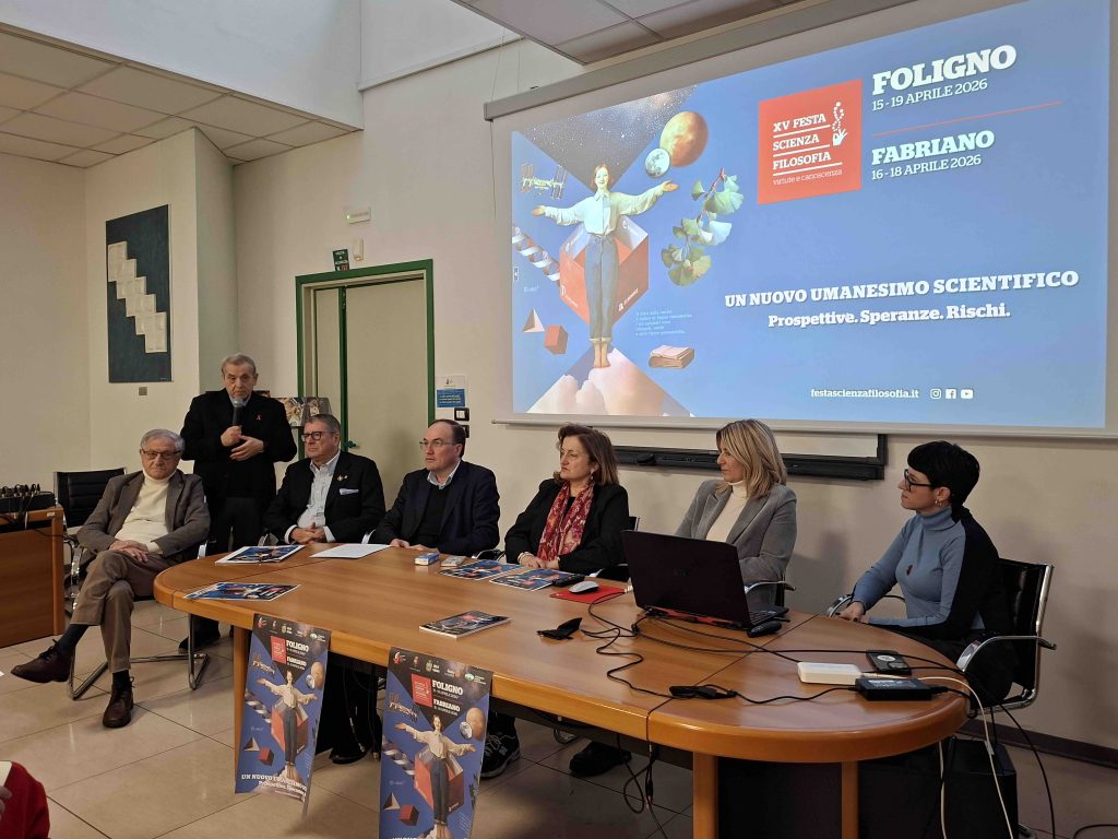 Conferenza Stampa FSF2026: Maurizio Renzini e Pierluigi Mingarelli, rispettivamente il presidente e il direttore del Laboratorio di Scienze Sperimentali di Foligno, Daniele Salvi - capo di Gabinetto del Comune di Fabriano, Gabriele Alfonsi - presidente del Rotary Club di Fabriano, Elisabetta Ugolinelli - assessore alla Scuola del Comune di Foligno, Alessandra Leoni - assessore alla Cultura del Comune di Foligno e Maira Grassi, graphic designer della Festa