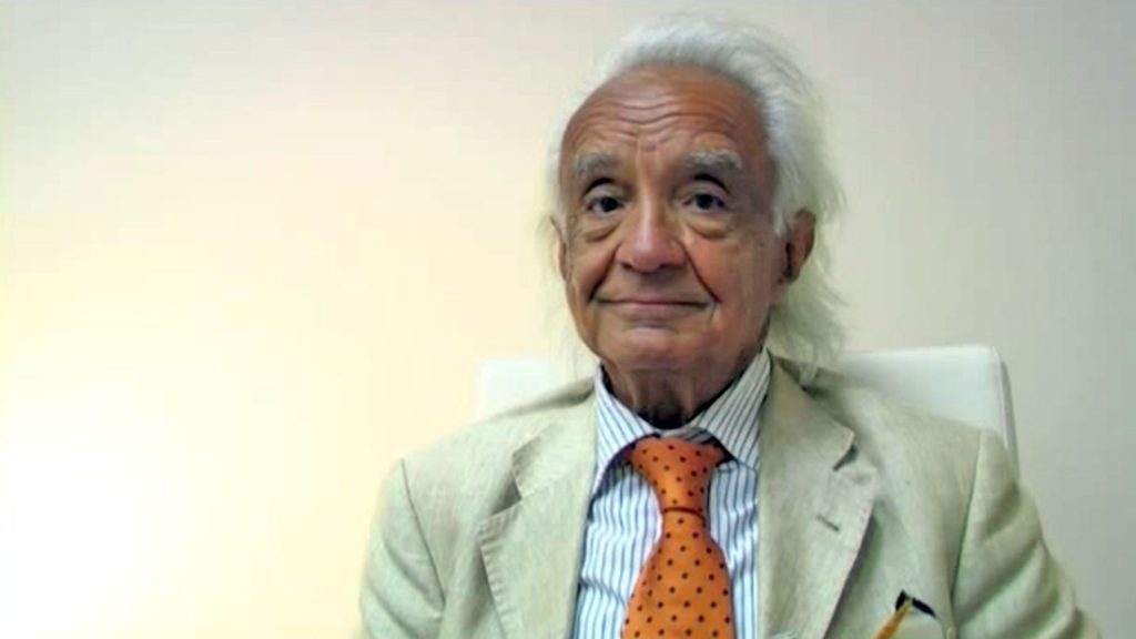 Antonino Zichichi, qui in un fotogramma tratto dall’intervista doppia con Margherita Hack realizzata da Media Inaf nel 2009 per la mostra “Astri e particelle”