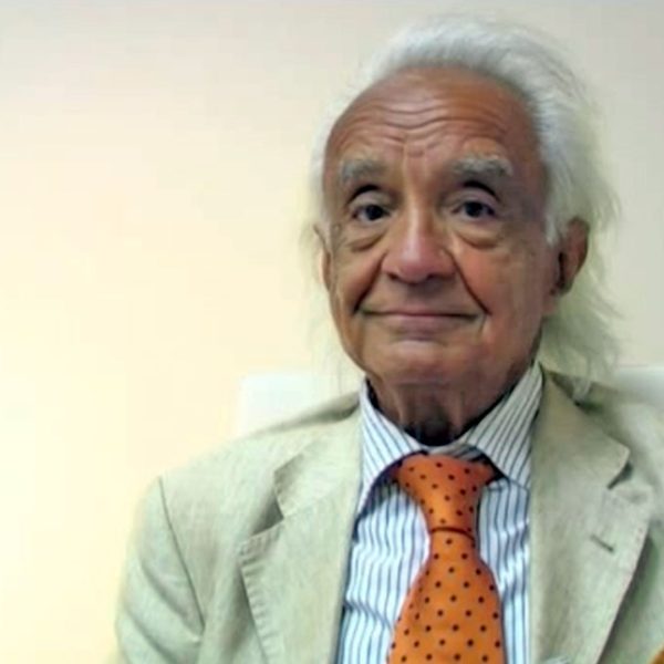 Antonino Zichichi, qui in un fotogramma tratto dall’intervista doppia con Margherita Hack realizzata da Media Inaf nel 2009 per la mostra “Astri e particelle”